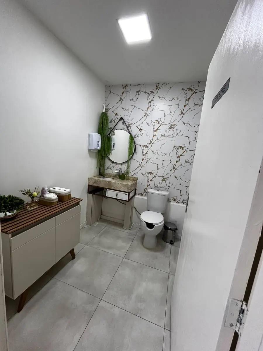 Banheiro limpo e decorado da clínica