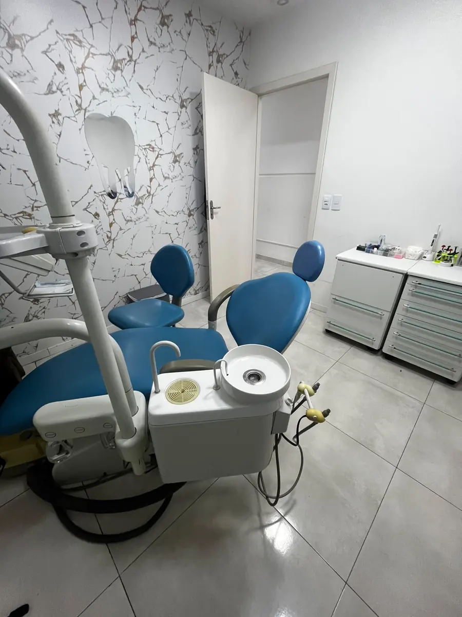 Cadeira e equipamento odontológico do consultório da Odontologia Monteiro